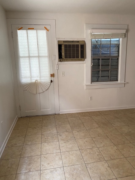 Building Photo - 924 N Roman St