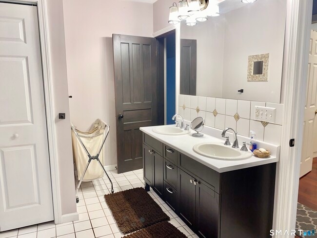 Building Photo - 1908 Stratfield Rd