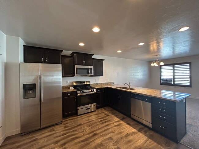Building Photo - Modern Townhome