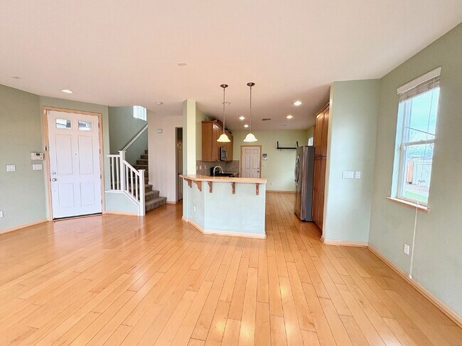 Building Photo - 50% off your first month’s rent move-in special! Spacious 4BR / 2.5BA Home in Pittsburg