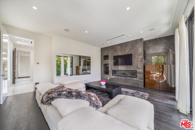 Building Photo - 511 N Rexford Dr