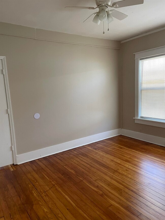 Building Photo - 2526 Yale Ave