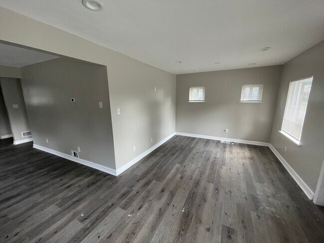 Building Photo - Rehabbed Spacious 2 BR/1BA House - Northwoods