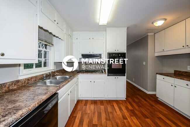 Building Photo - 3 Bedroom Pet-Friendly Home in Decatur, GA with Main Street Renewal