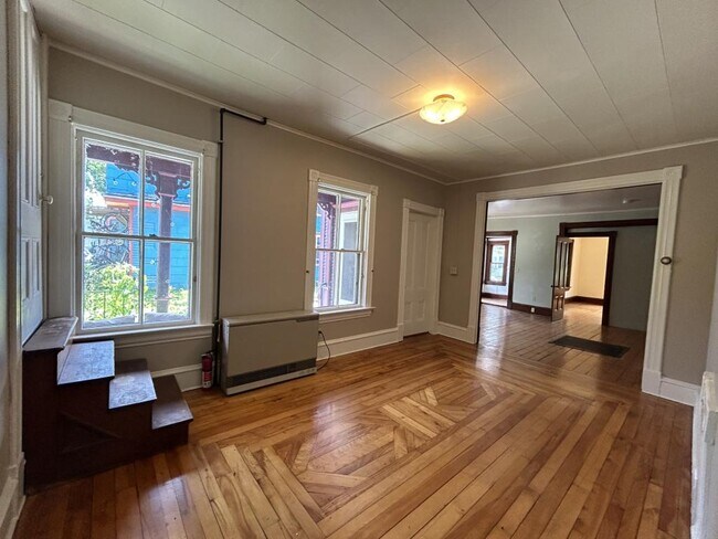 Building Photo - 14 Crombie St