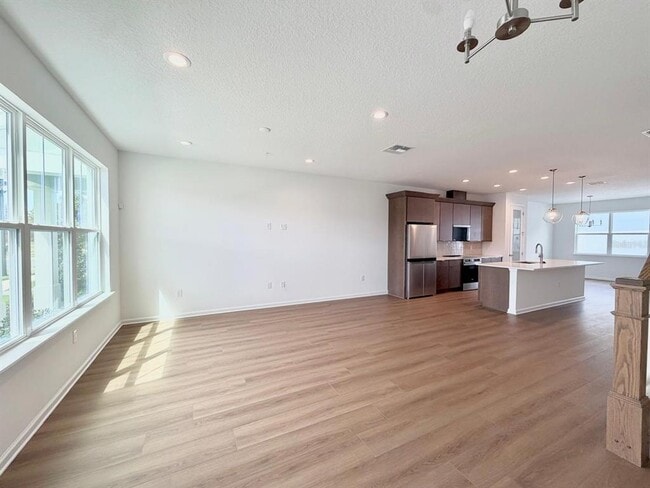 Building Photo - 1887 Pinecliff Dr