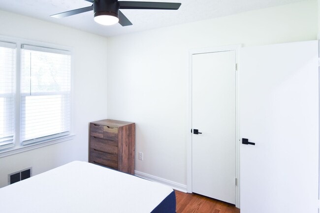 Building Photo - 5 Bedroom || 2 Bathroom - Single Family Ho...