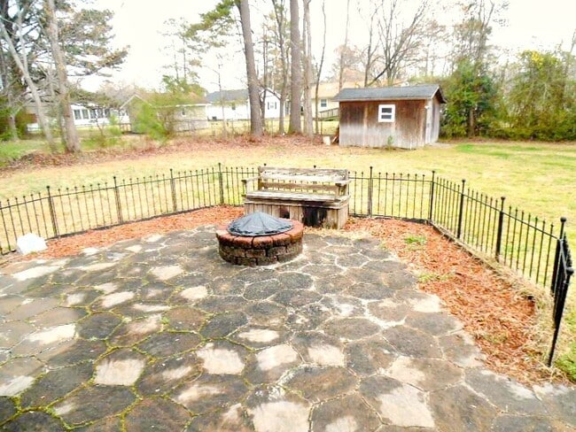 Building Photo - Great Curb Appeal, Location, and Price!