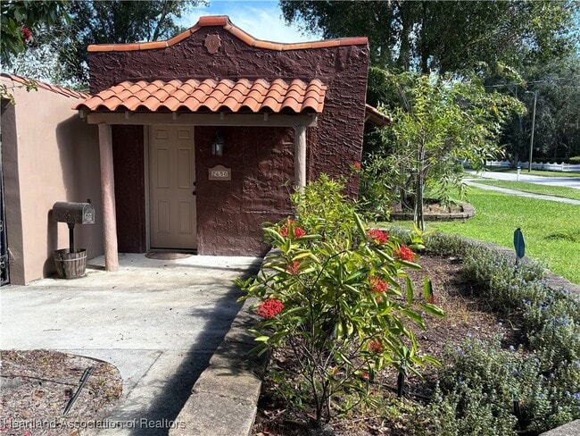Building Photo - 2650 Lakeview Dr