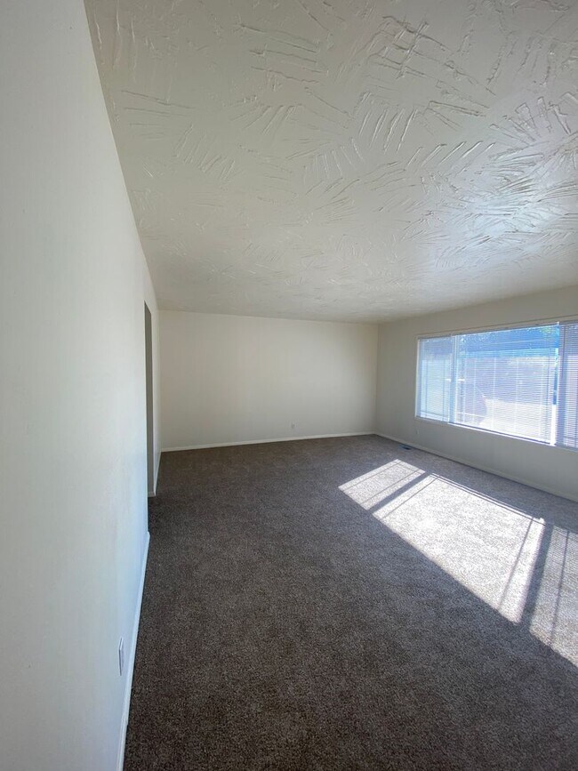 Building Photo - SINGLE FAMILY HOME ON HILLCREST (APP#72)