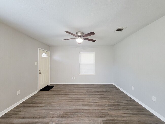 Building Photo - BEAUTIFUL REMODELED 3 BEDOOM LEASE HOME
