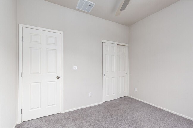 Building Photo - Newer three bedroom unit in gated communit...