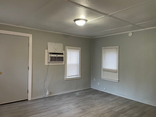 Building Photo - Cute Bungalow Style 1 Bedroom 1 Bath Home--Washer/dryer included!!