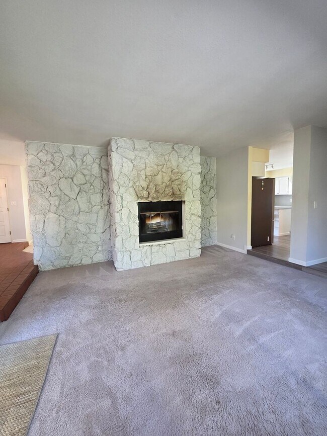 Building Photo - 19090 Hollow Ln