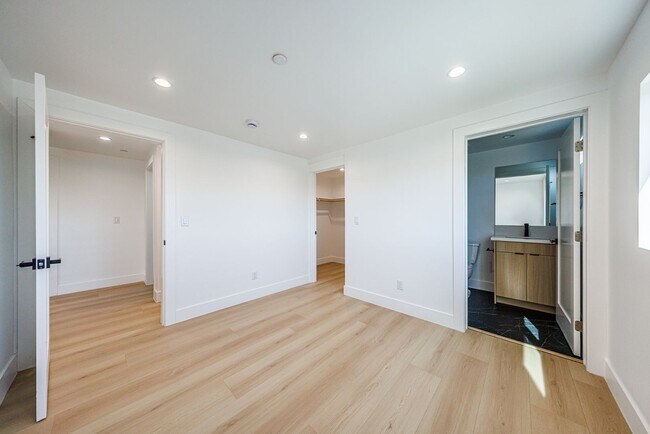 Building Photo - 1330 S Longwood Ave
