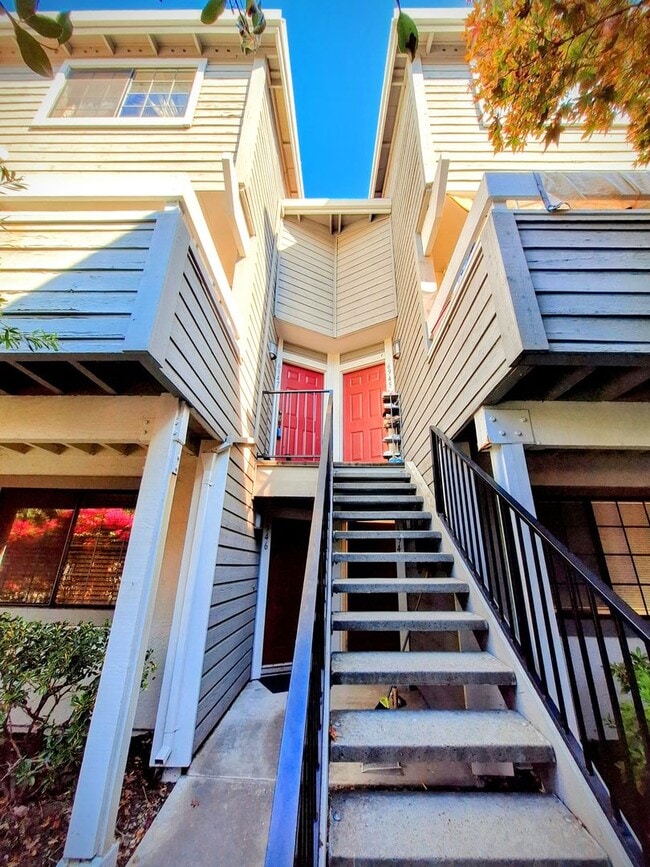 Building Photo - Beautiful Two-Story Condo With Pool, Hot T...