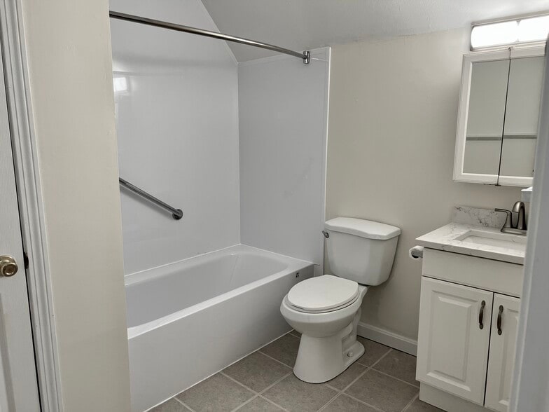 NEW! Tub & Shower • New quartz vanity & fixtures - 801 US Route 1
