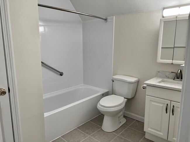 NEW! Tub & Shower • New quartz vanity & fixtures - 801 US Route 1