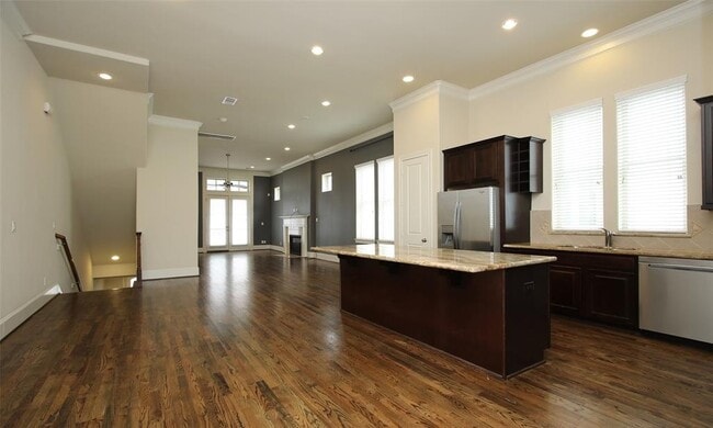 Building Photo - 2027 Fannin Station W