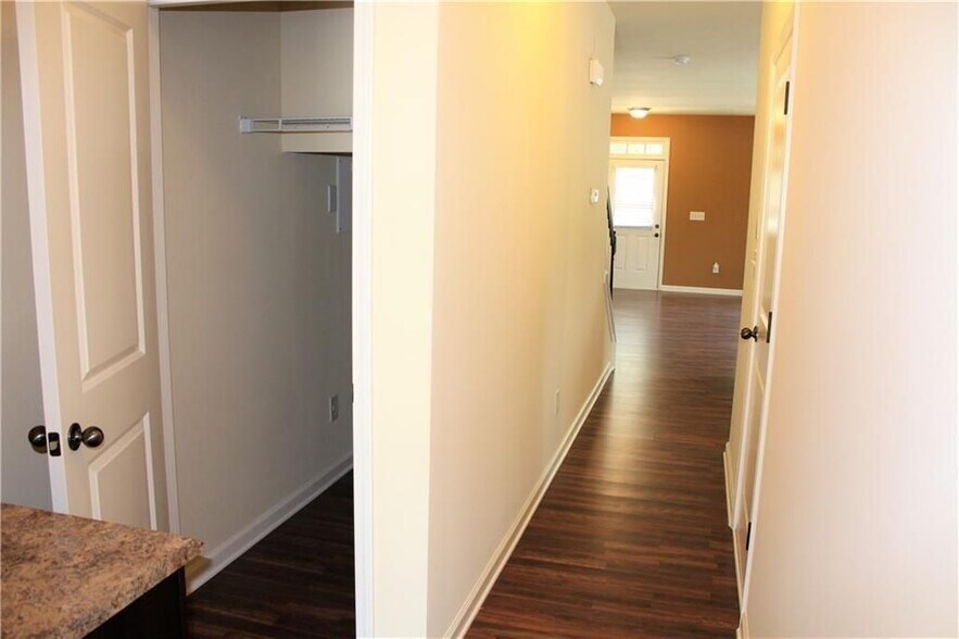 Building Photo - 810 Riverdance Dr