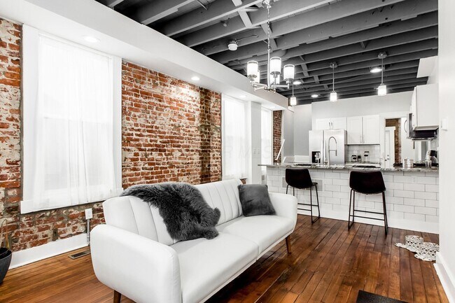 Building Photo - 1013 E Rich St