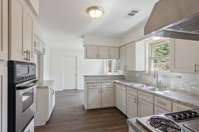 Building Photo - 5647 Lymbar Dr