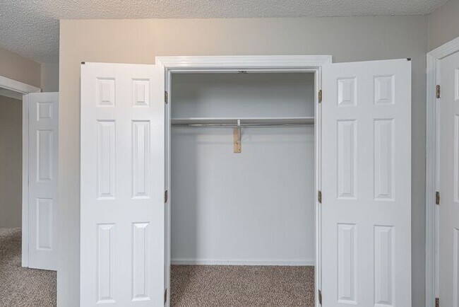 Building Photo - NW Large Updated Home! LR, DR, Den, FP, Ha...