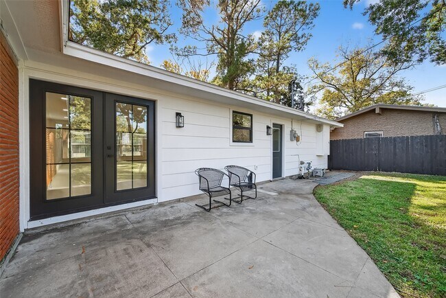 Building Photo - 9770 Cedardale Dr