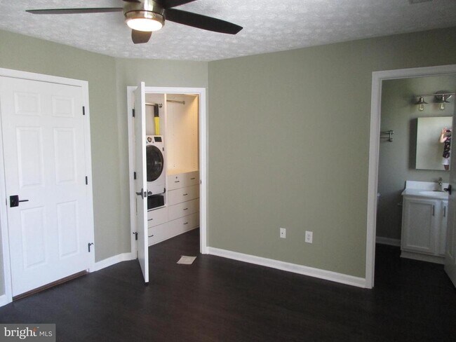 Building Photo - 1024 Jeanett Way