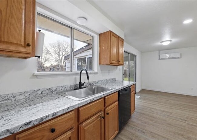 Building Photo - 1319 E Victory Rd