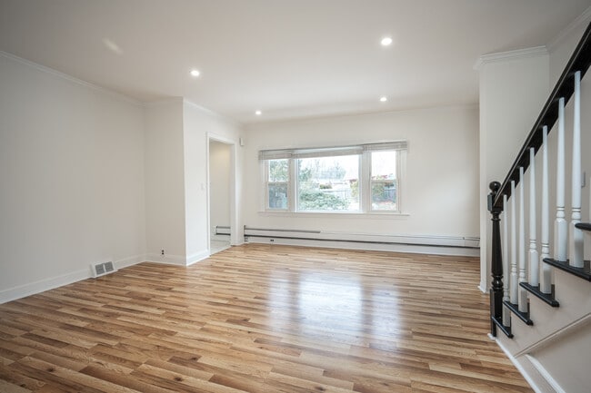 Building Photo - 14 Deane Pl