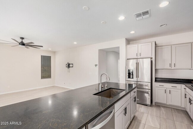 Building Photo - 8828 W Palo Verde Dr