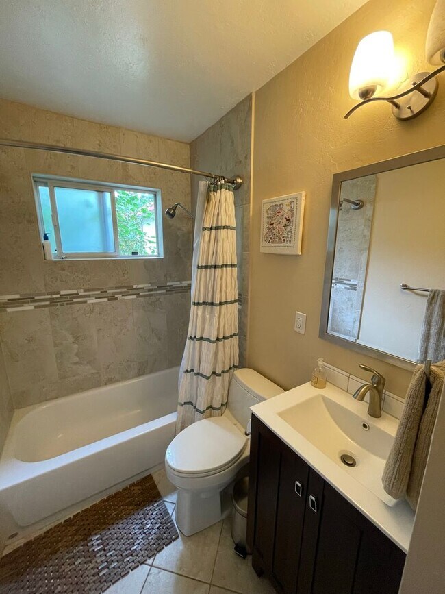 Building Photo - WELL MAINTAINED SINGLE STORY HOME WITH SOL...