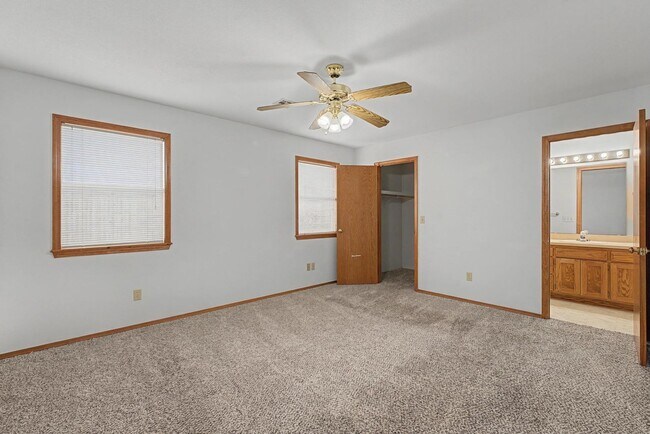 Building Photo - Welcome to this charming 2-bedroom, 2-bathroom home
