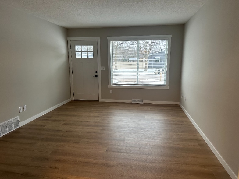 Building Photo - 605 N Grove St