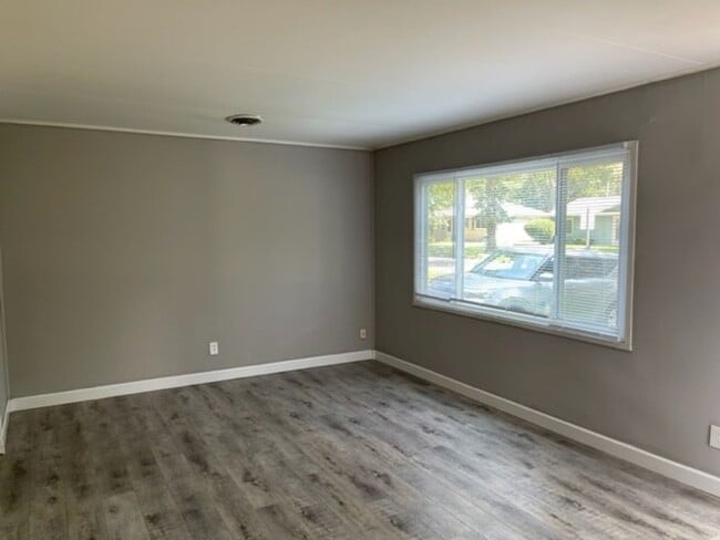 Building Photo - 1816 Meadow Dr