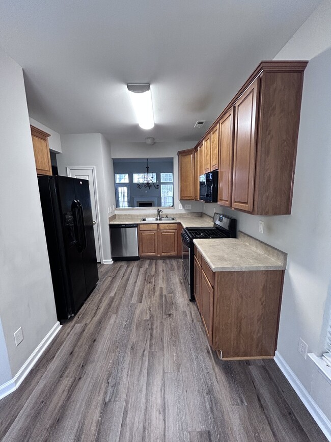 Building Photo - LARGE MOVE IN READY TOWNHOME