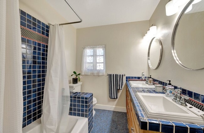 Building Photo - Luxury Bayside Living in Loma Portal with 5 bedrooms & 3 baths!