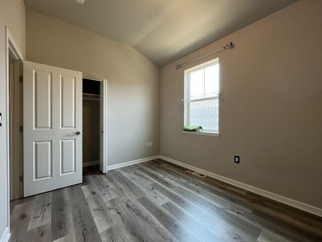 Building Photo - Distinctive 3-Story Tigard Townhouse with Stainless Steel Kitchen, Vaulted Ceilings & Attached 2-...