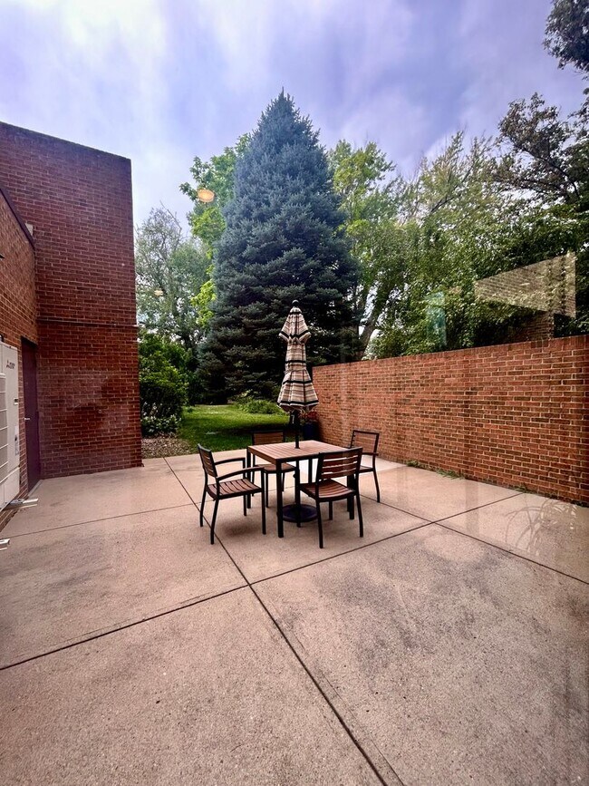 Building Photo - Horizon West Condo for Rent with South-side Views of the Flatiron Mtns