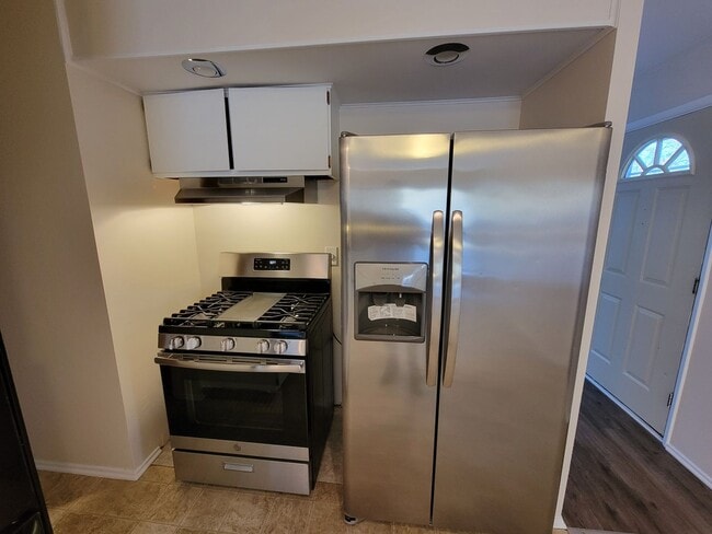 Building Photo - 4 bed, 2 bath, 2 car garage