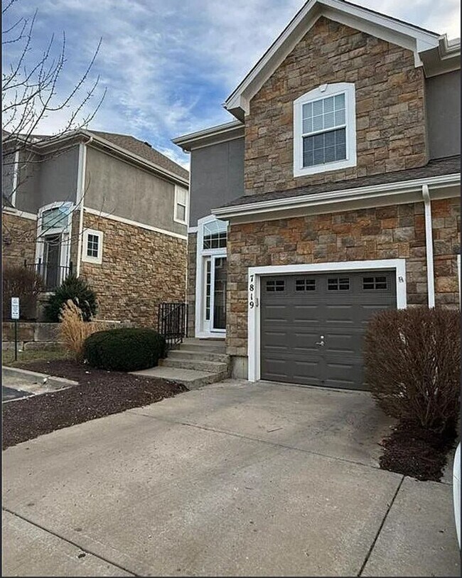 Building Photo - Low Maintenance Townhouse near Bluhawk in Blue Valley Schools
