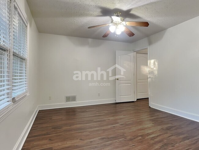 Building Photo - 6207 Chester Cv