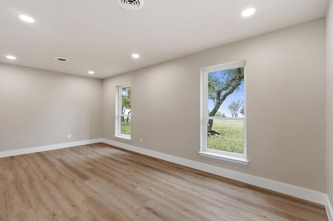 Building Photo - 900 Morgan Hill Dr