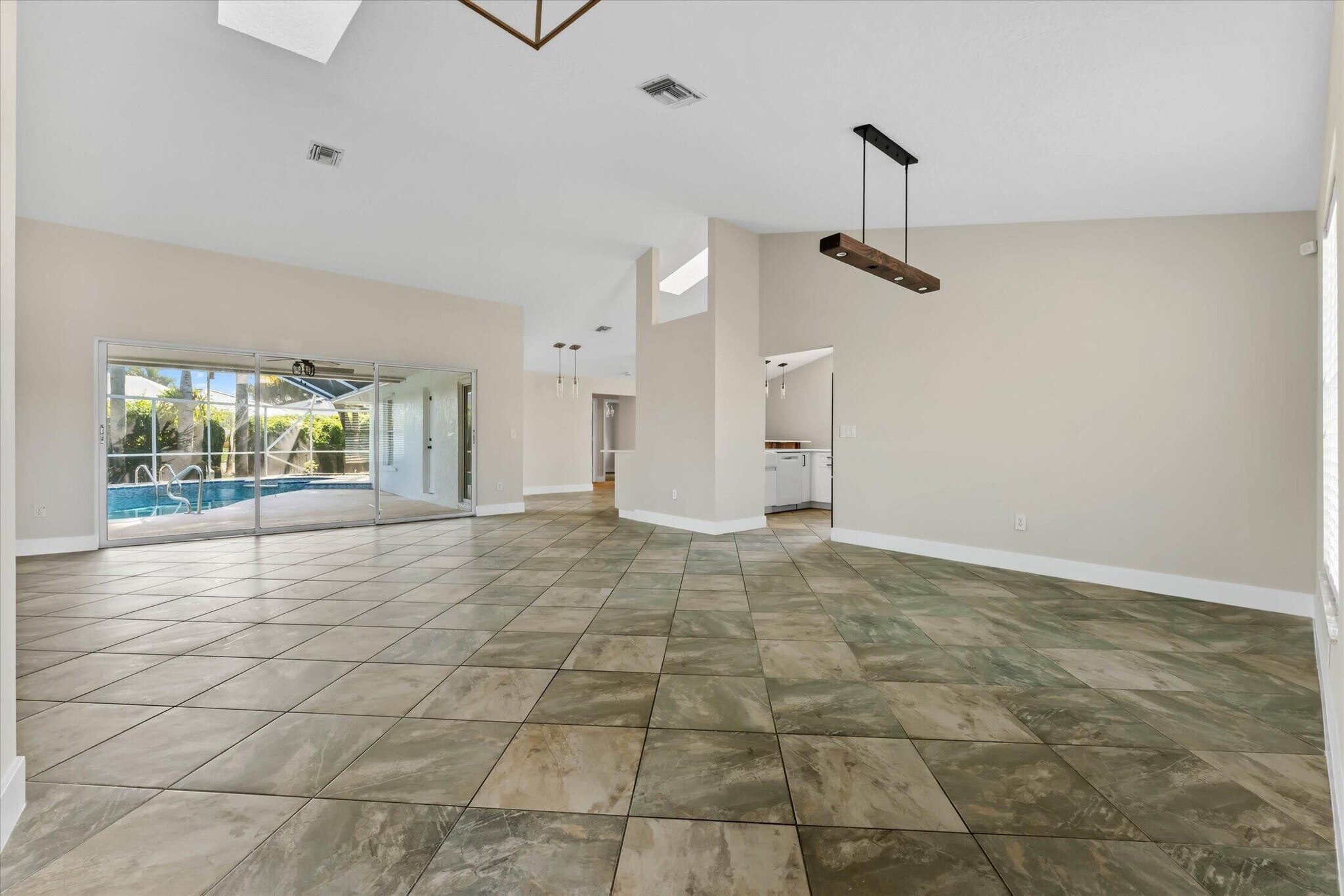 Building Photo - 1021 Corallita Ct