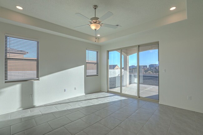 Building Photo - Stunning 3 Bedroom 2 Bathroom, 2 Car Garag...
