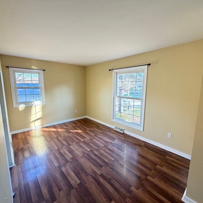 Building Photo - Four Bedroom Home in Forest Hills Schools!