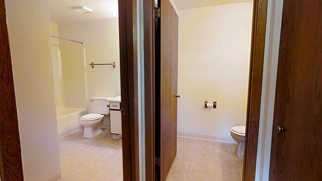 Building Photo - Lower 2 Bedroom 2 Bathroom Apartment Available