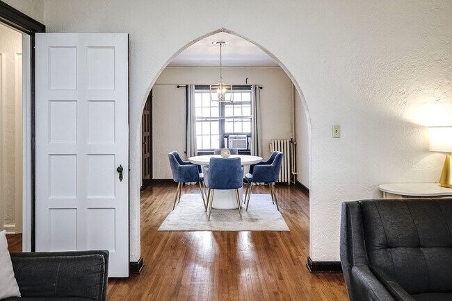 Building Photo - Spacious Two Bedroom Condo in Blackstone!