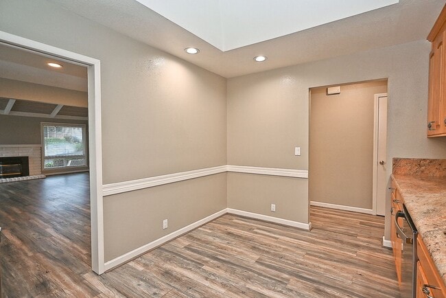 Building Photo - $3,950 -- STUNNING 4B/2BTH HOME IN BRIAR H...